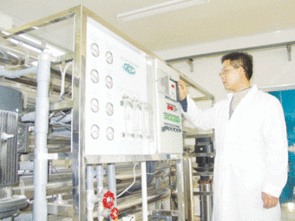 河南油田桐柏山天然礦泉飲料廠 嚴把質量關，守護“瓶”安生活